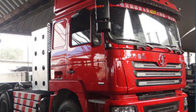 The sinotruk heavy tractor is ready to start at the Chinese factory.
